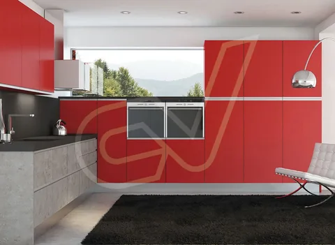 Cocina con frentes en rojo y muebles bajos en tono claro