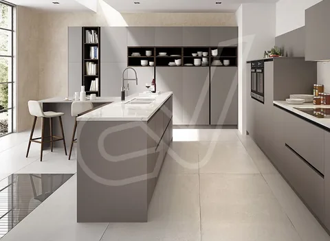 Cocina alargada con isla central y frentes grises