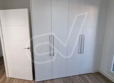 Armario blanco de dos puertas con tiradores verticales