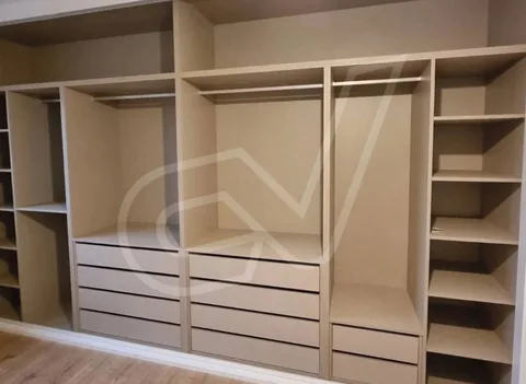 Vestidor a medida con baldas y bloque central de cajones