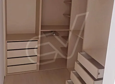 Interior de armario con cajones y baldas en tono madera