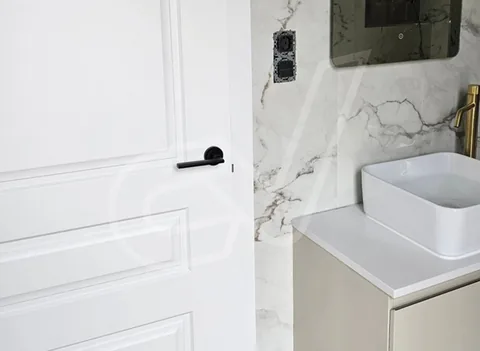 Mueble de baño a medida con lavabo sobre encimera