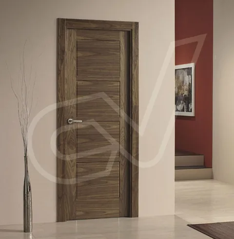 Puerta de madera oscura veteada en un recibidor