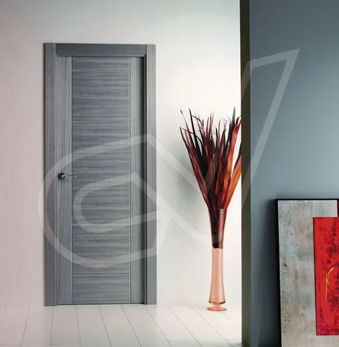 Puerta gris con ranuras horizontales junto a una pared azul