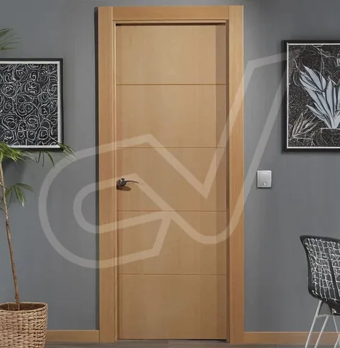 Puerta lisa de madera clara con tirador alargado en un salón