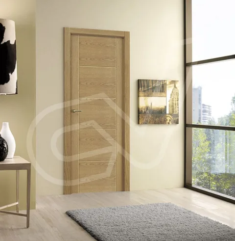 Puerta de madera clara con veta horizontal junto a un ventanal