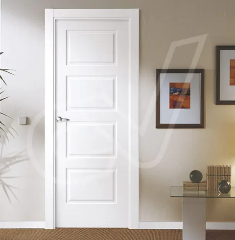 Puerta blanca de cuatro plafones sobre una pared clara