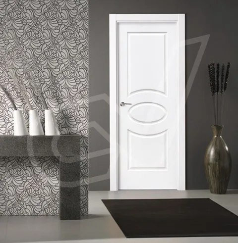 Puerta blanca con moldura oval central en un recibidor
