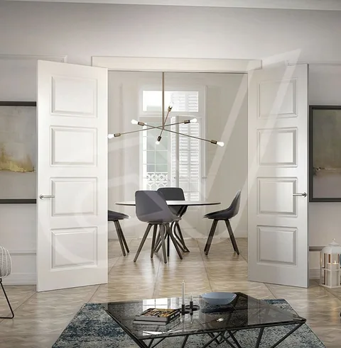 Puerta doble blanca acristalada que separa la zona de comedor