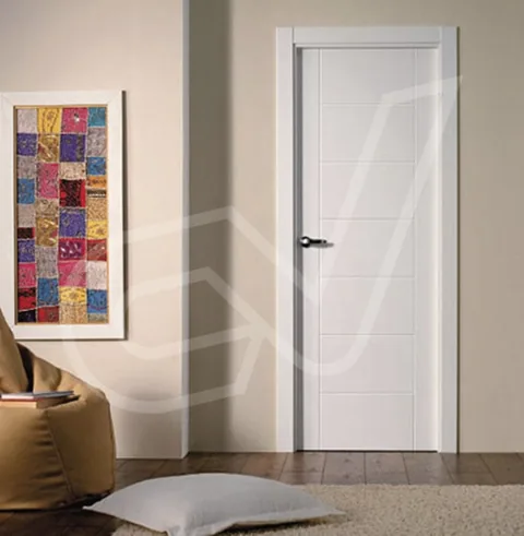 Puerta blanca con moldura vertical en un dormitorio