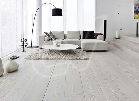 Suelo de madera muy clara en un salón luminoso