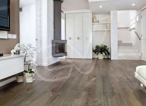 Suelo de madera en tono castaño en un salón con chimenea
